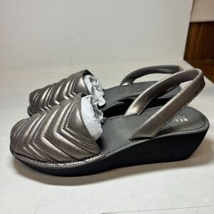 Kenneth Cole Womens 8.5 M Pewter Fine Glass Quilted Wedge Heel Sandals NIB HV1